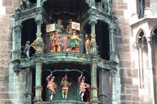 Glockenspiel_im_Rathausturm_2.JPG