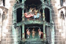 Glockenspiel_im_Rathausturm_4.JPG